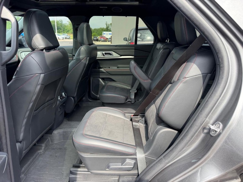 Ford Explorer Vehicle Full-screen Gallery Image 11