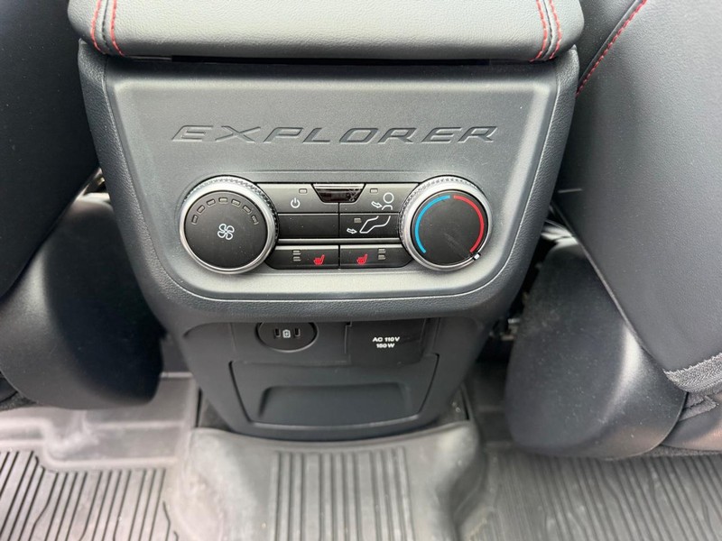 Ford Explorer Vehicle Full-screen Gallery Image 13