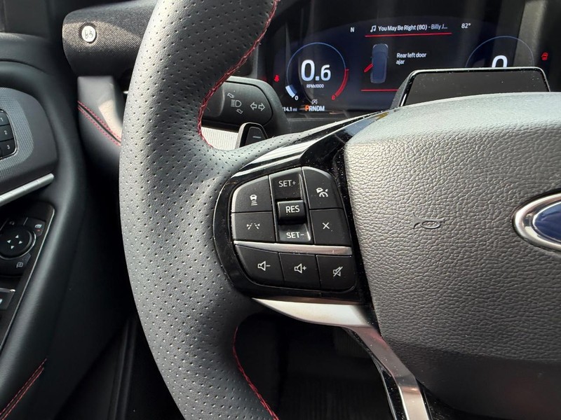 Ford Explorer Vehicle Full-screen Gallery Image 16