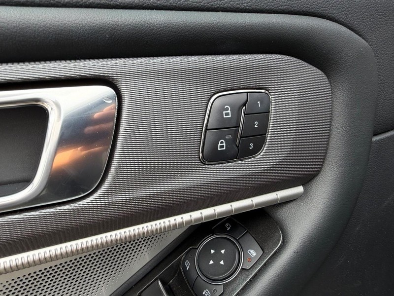 Ford Explorer Vehicle Full-screen Gallery Image 23