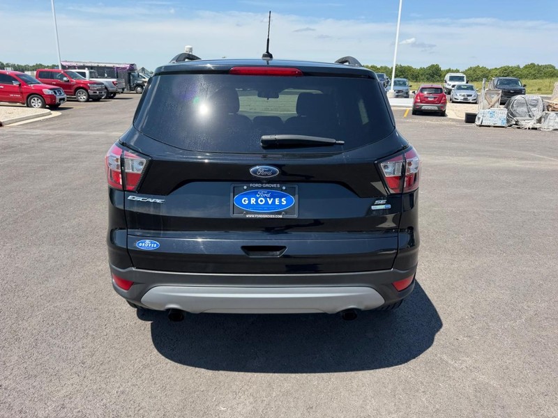 Ford Escape Vehicle Full-screen Gallery Image 06
