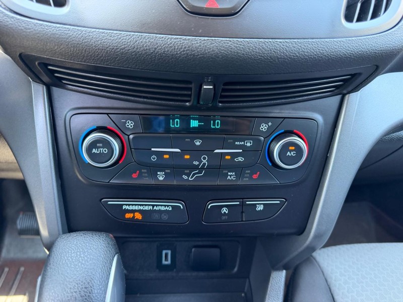 Ford Escape Vehicle Full-screen Gallery Image 15