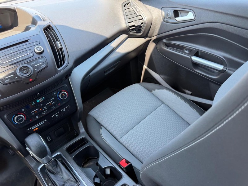Ford Escape Vehicle Full-screen Gallery Image 17