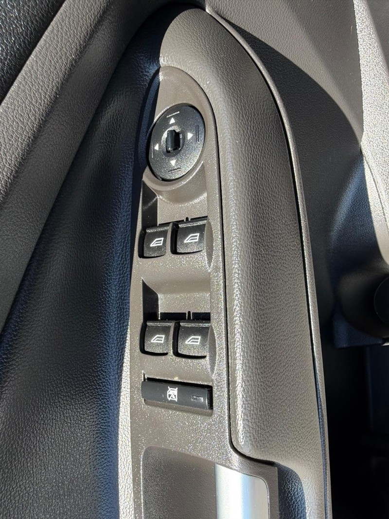 Ford Escape Vehicle Full-screen Gallery Image 18