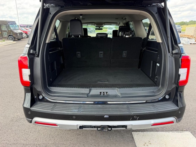 Ford Expedition Max Vehicle Full-screen Gallery Image 08