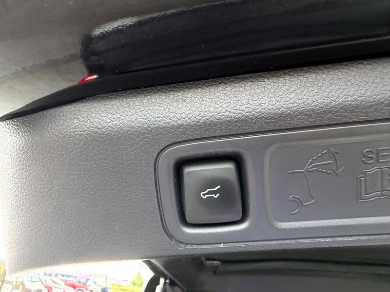Ford Expedition Max Vehicle Full-screen Gallery Image 09