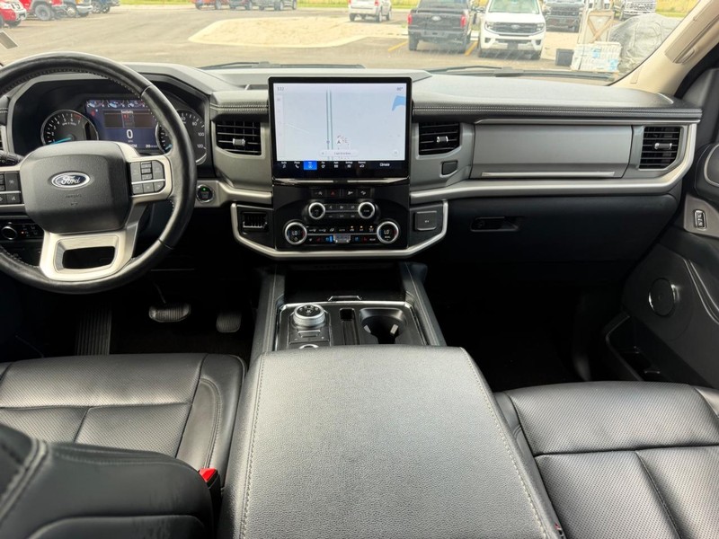 Ford Expedition Max Vehicle Full-screen Gallery Image 15