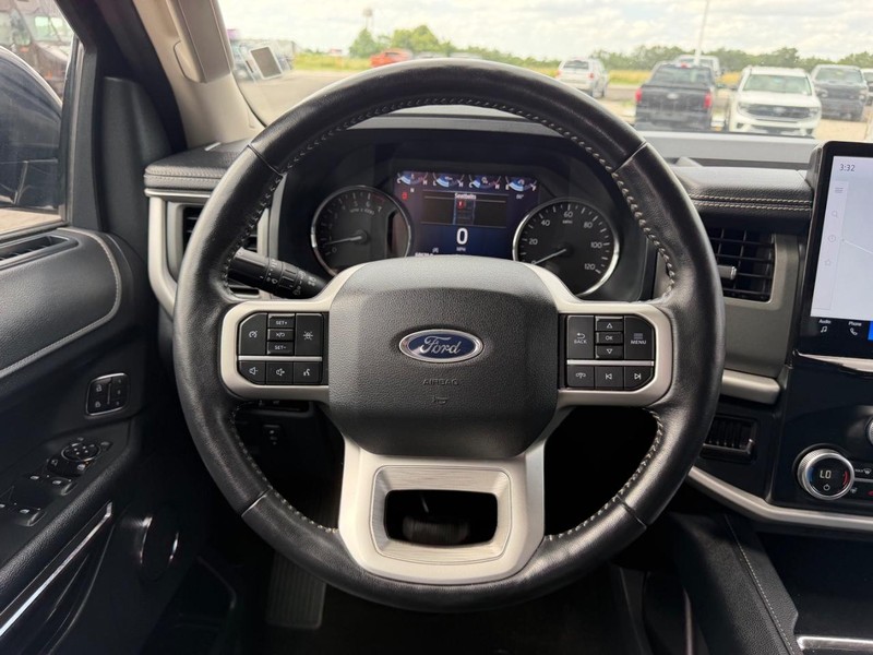 Ford Expedition Max Vehicle Full-screen Gallery Image 16
