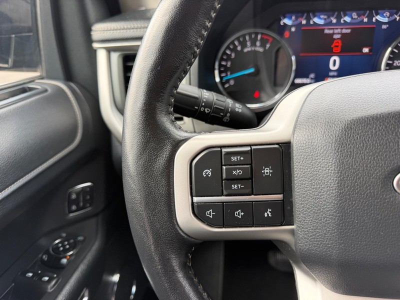 Ford Expedition Max Vehicle Full-screen Gallery Image 17