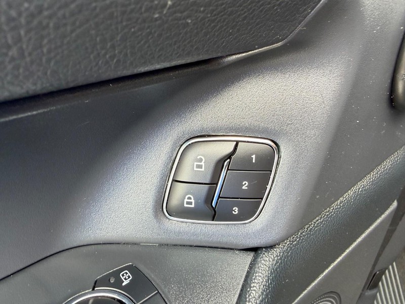 Ford Expedition Max Vehicle Full-screen Gallery Image 24
