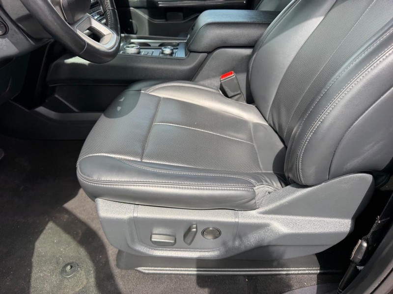 Ford Expedition Max Vehicle Full-screen Gallery Image 25