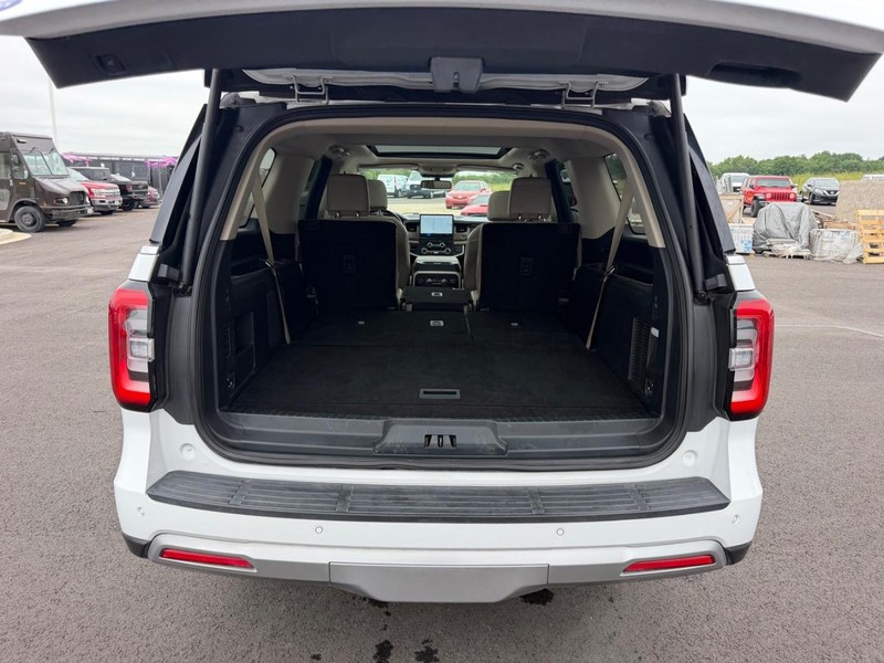 Ford Expedition Max Vehicle Full-screen Gallery Image 07