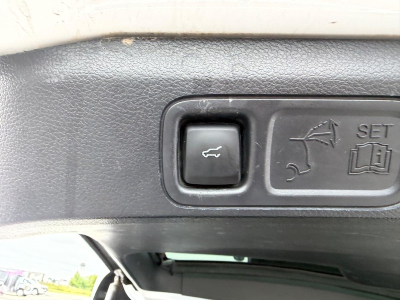 Ford Expedition Max Vehicle Full-screen Gallery Image 08