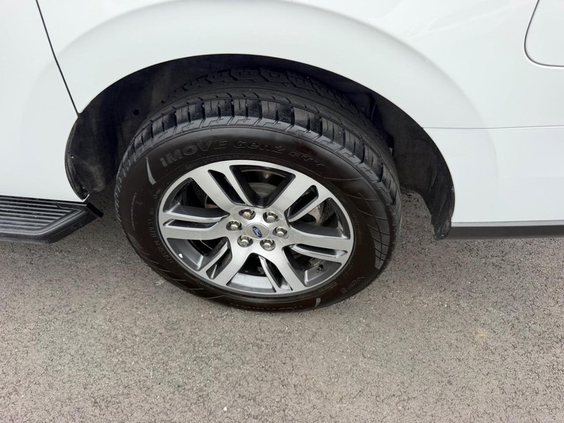 Ford Expedition Max Vehicle Full-screen Gallery Image 09