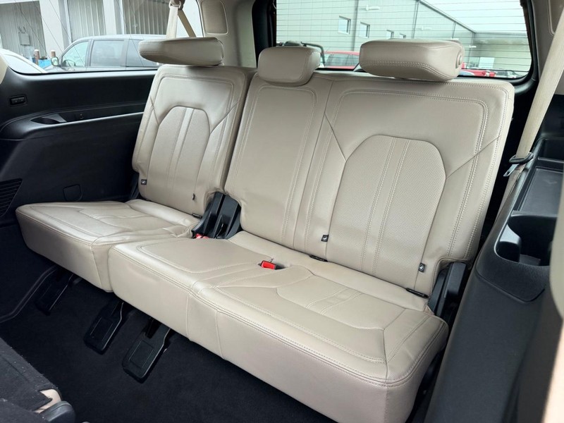 Ford Expedition Max Vehicle Full-screen Gallery Image 10