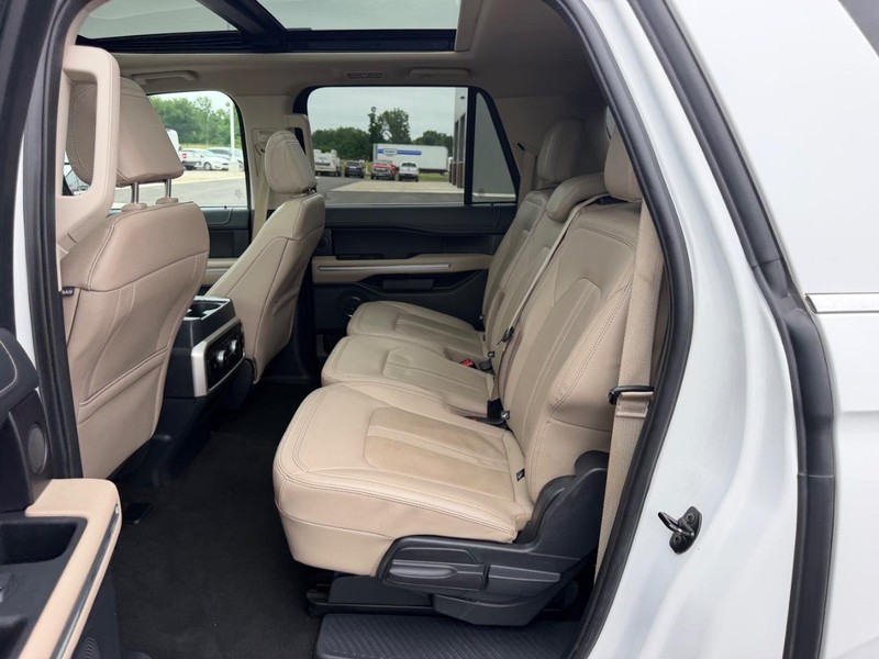 Ford Expedition Max Vehicle Full-screen Gallery Image 11