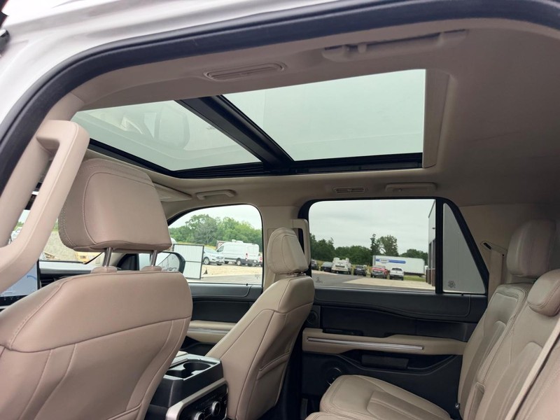 Ford Expedition Max Vehicle Full-screen Gallery Image 12