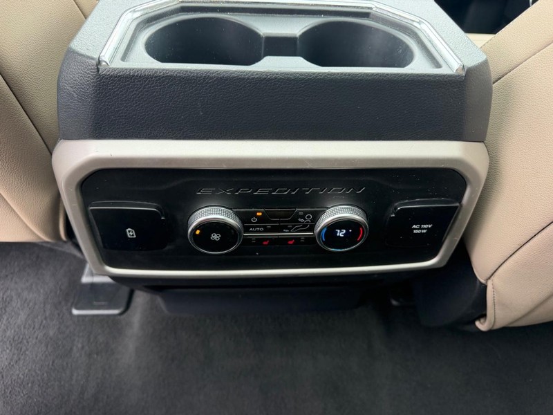 Ford Expedition Max Vehicle Full-screen Gallery Image 13