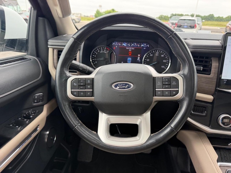 Ford Expedition Max Vehicle Full-screen Gallery Image 15