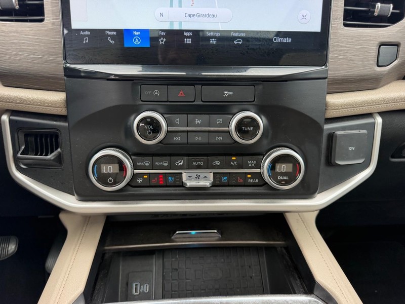Ford Expedition Max Vehicle Full-screen Gallery Image 19