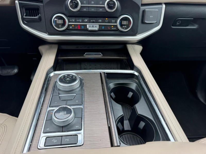 Ford Expedition Max Vehicle Full-screen Gallery Image 20
