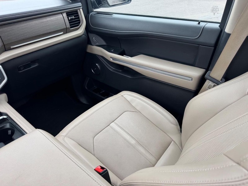 Ford Expedition Max Vehicle Full-screen Gallery Image 21