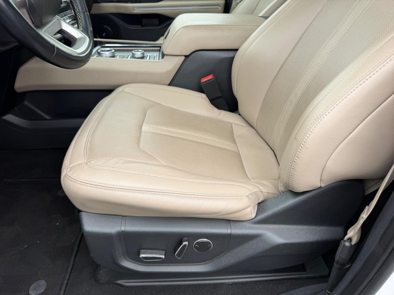 Ford Expedition Max Vehicle Full-screen Gallery Image 26