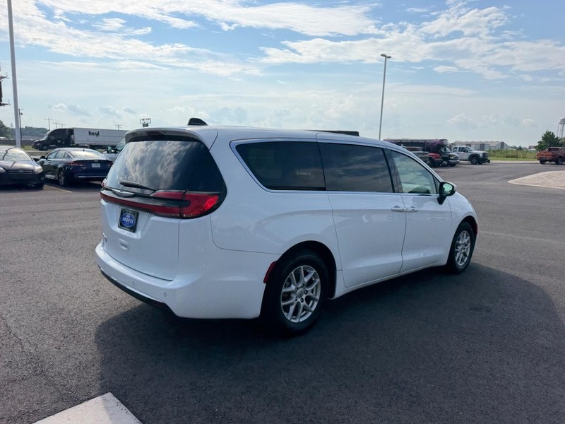 Chrysler Pacifica Vehicle Full-screen Gallery Image 05