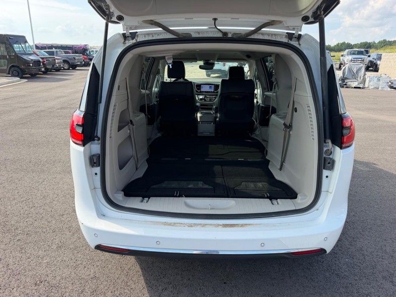 Chrysler Pacifica Vehicle Full-screen Gallery Image 07