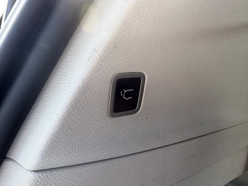Chrysler Pacifica Vehicle Full-screen Gallery Image 08