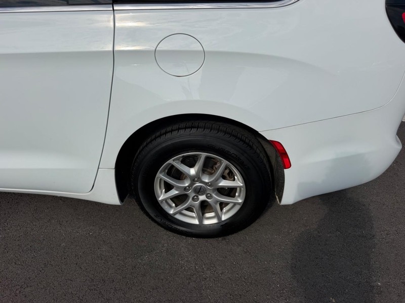 Chrysler Pacifica Vehicle Full-screen Gallery Image 09