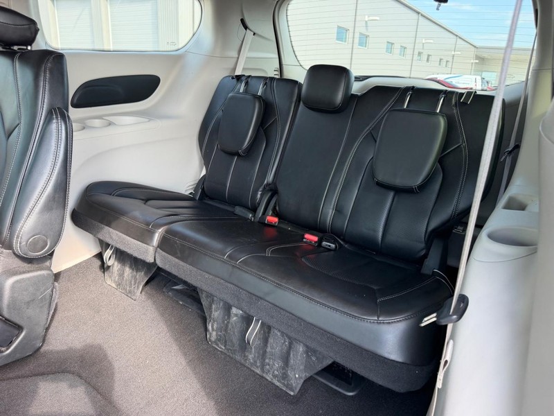 Chrysler Pacifica Vehicle Full-screen Gallery Image 10