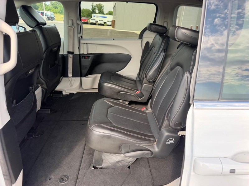 Chrysler Pacifica Vehicle Full-screen Gallery Image 11