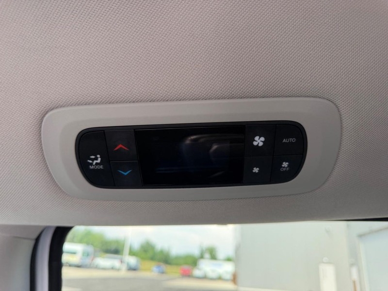 Chrysler Pacifica Vehicle Full-screen Gallery Image 12