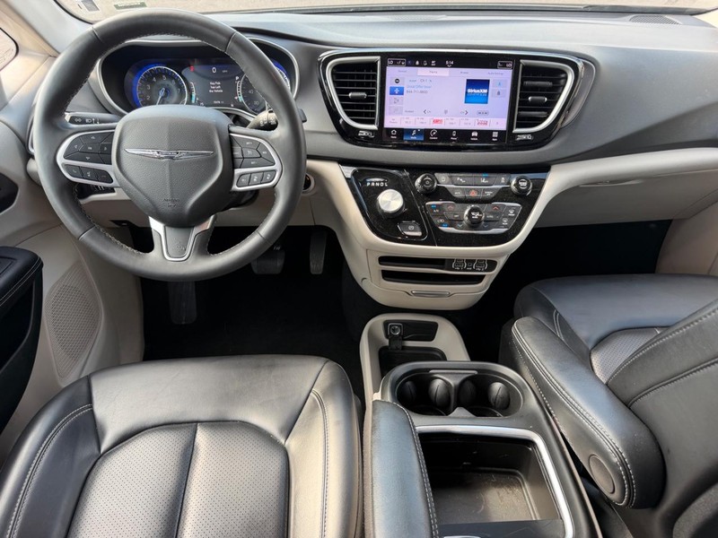 Chrysler Pacifica Vehicle Full-screen Gallery Image 13