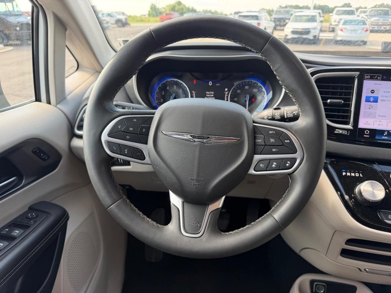 Chrysler Pacifica Vehicle Full-screen Gallery Image 14