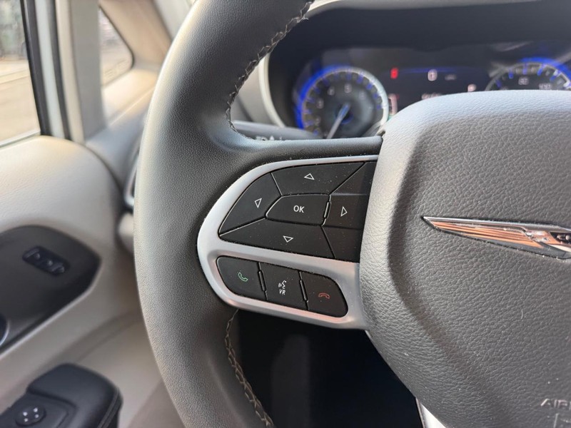 Chrysler Pacifica Vehicle Full-screen Gallery Image 15