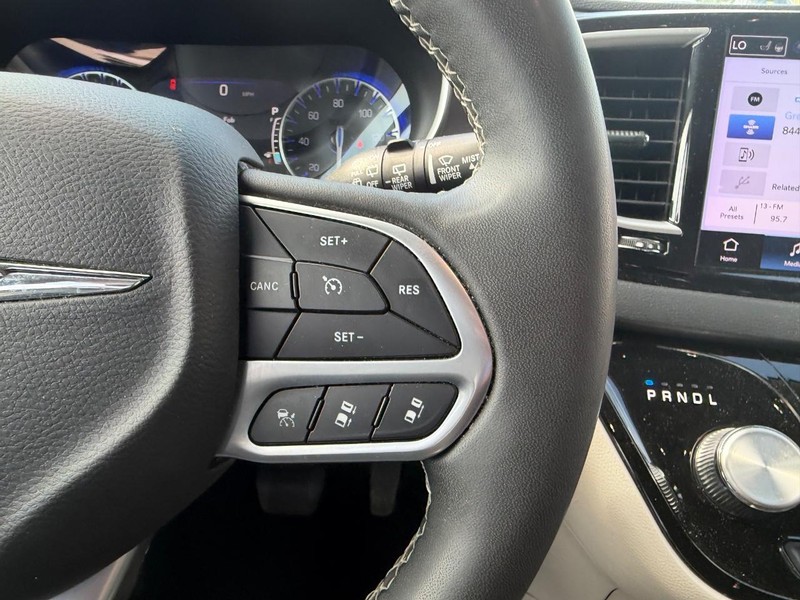 Chrysler Pacifica Vehicle Full-screen Gallery Image 16