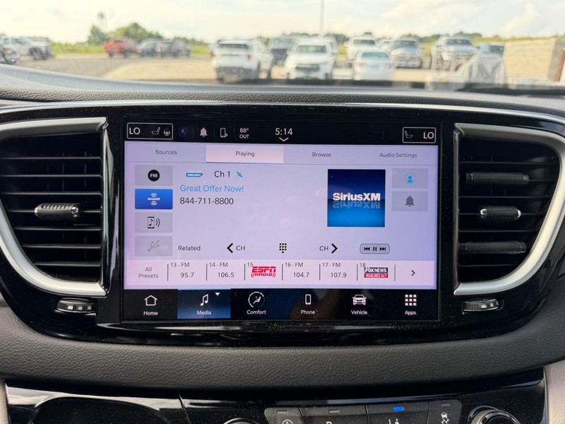 Chrysler Pacifica Vehicle Full-screen Gallery Image 17