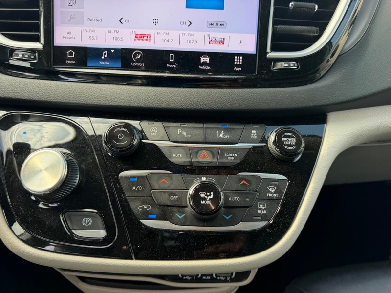 Chrysler Pacifica Vehicle Full-screen Gallery Image 18