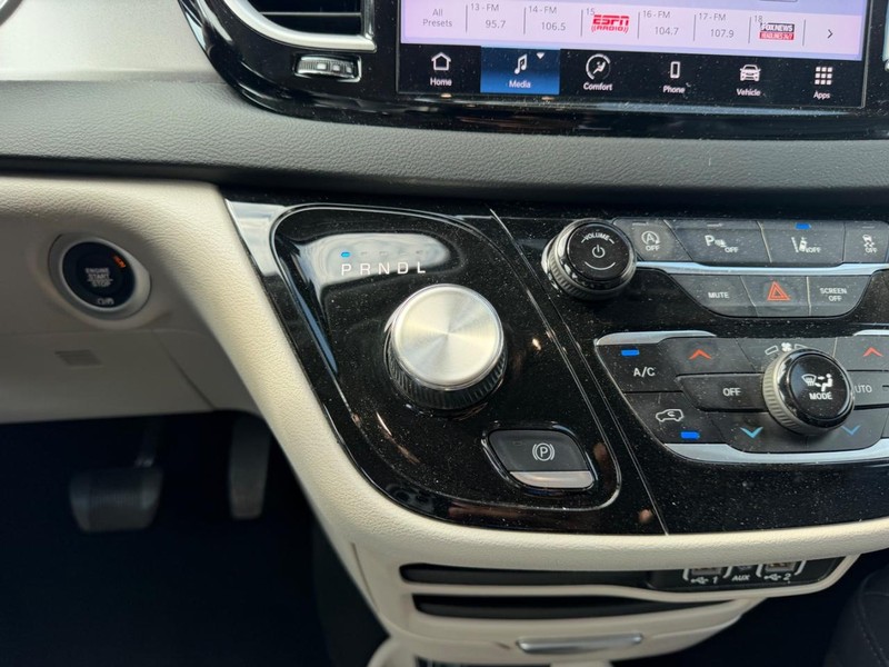 Chrysler Pacifica Vehicle Full-screen Gallery Image 19