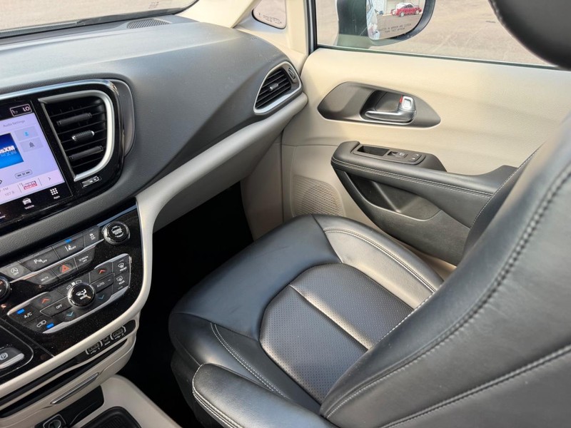 Chrysler Pacifica Vehicle Full-screen Gallery Image 20