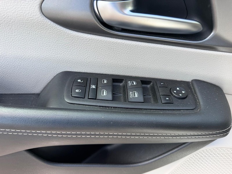 Chrysler Pacifica Vehicle Full-screen Gallery Image 21