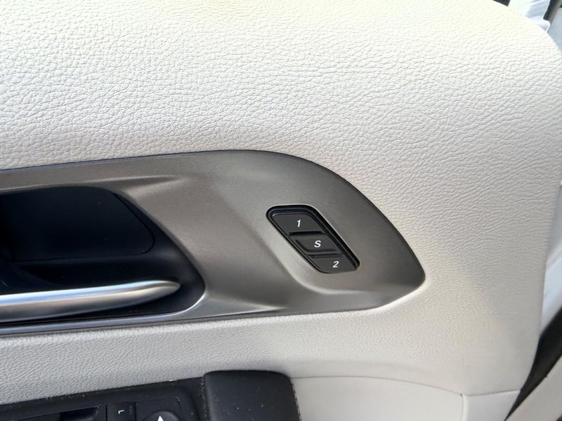 Chrysler Pacifica Vehicle Full-screen Gallery Image 22