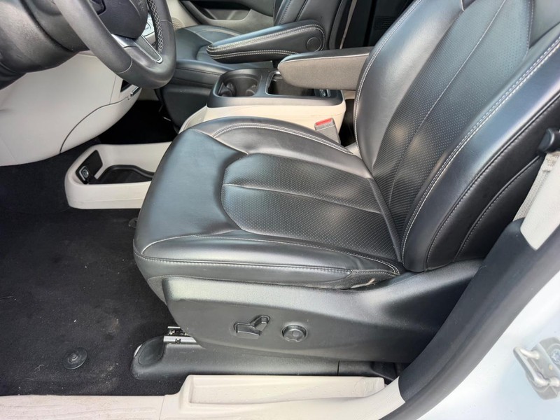 Chrysler Pacifica Vehicle Full-screen Gallery Image 23