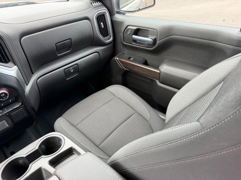 Chevrolet Silverado 1500 Vehicle Full-screen Gallery Image 16