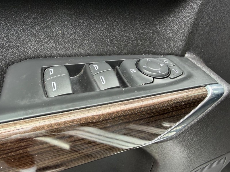 Chevrolet Silverado 1500 Vehicle Full-screen Gallery Image 17