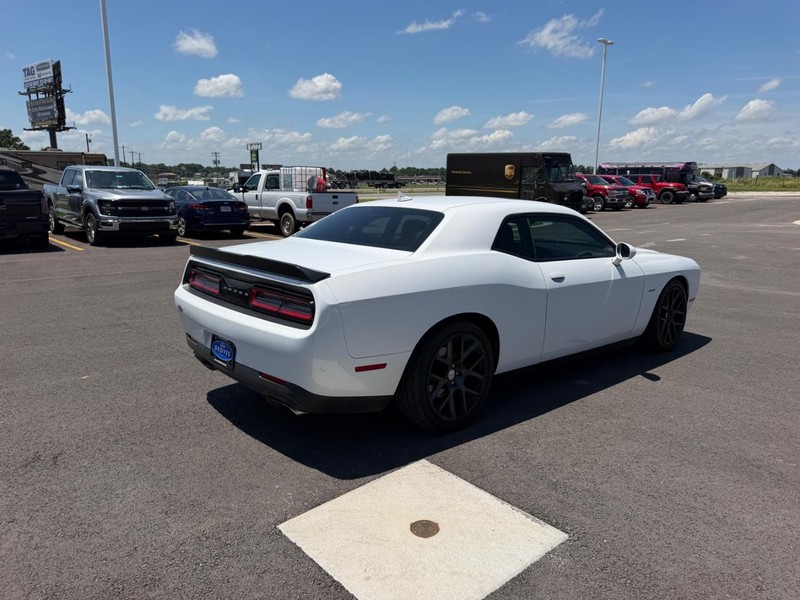 Dodge Challenger Vehicle Full-screen Gallery Image 05