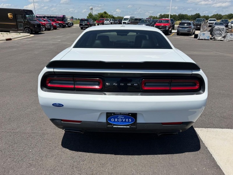 Dodge Challenger Vehicle Full-screen Gallery Image 06