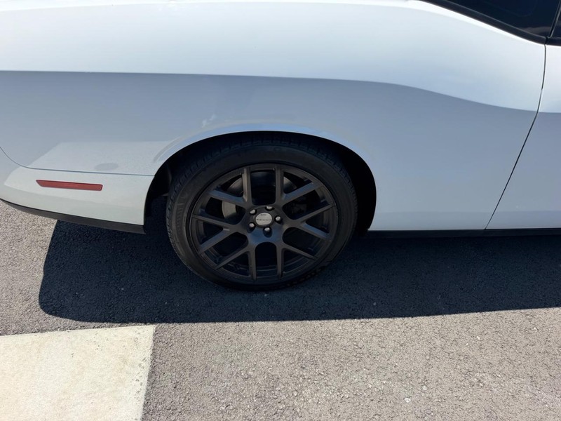Dodge Challenger Vehicle Full-screen Gallery Image 08